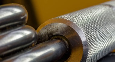 Bir el kavrama eğitmen üzerindeki dokulu tanıtıcıları kapatalım