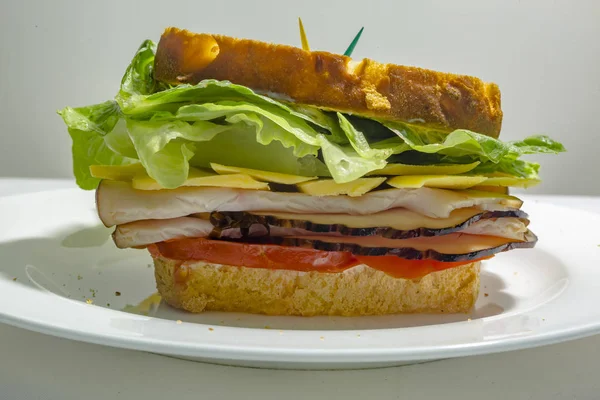 Nahaufnahme eines Sandwiches auf der Seite in Augenhöhe — Stockfoto