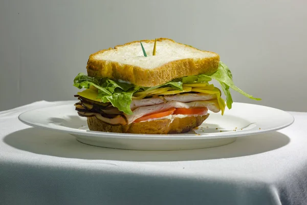 Big Sandwich - Hamburger mit Rindfleisch, Gurken, Tomaten und R — Stockfoto