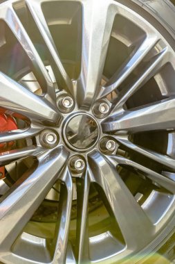 Hiçbir amblem ve kırmızı ara pad ile krom jantlar