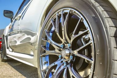 Bir otomobilin RIM, tekerlek hiçbir amblem krom jantlar ve bl, yakın çekim