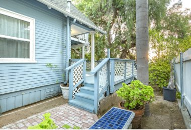 Bebek mavi ve yeşil palmiye ağaçları ile yazlık tarzı ev 