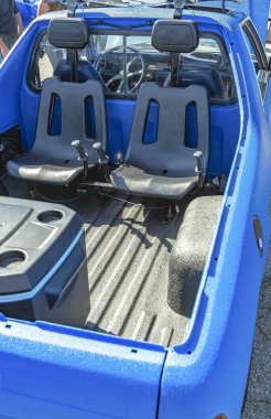 Arkasında bir kamyonet offroading için ikili koltuk