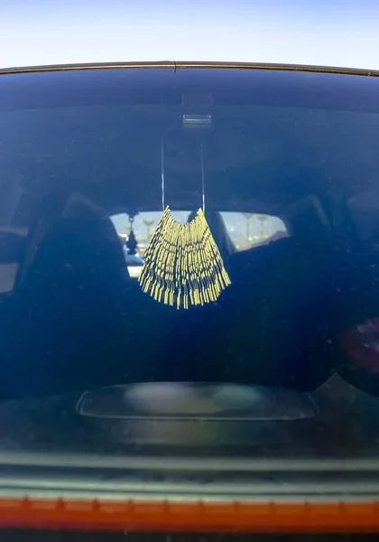 Odświeżacz powietrza, wiszące w samochodzie lusterko wsteczne — Zdjęcie stockowe