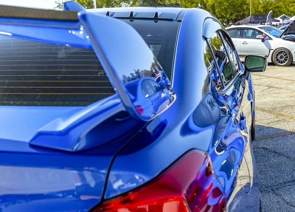 Carro azul com pintura reflexiva no estacionamento — Fotografia de Stock