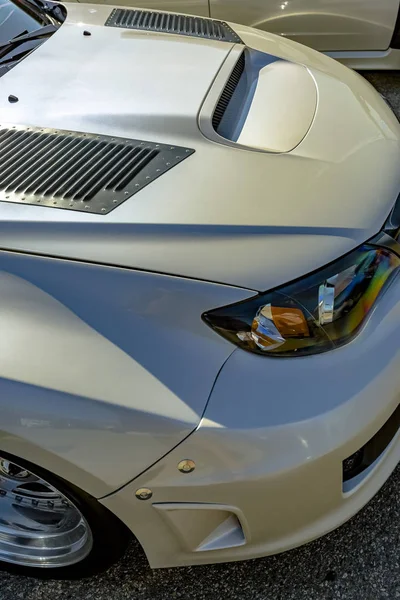 Auto kapuce s otvory pro proudění vzduchu na bílé inovované vozidlo — Stock fotografie