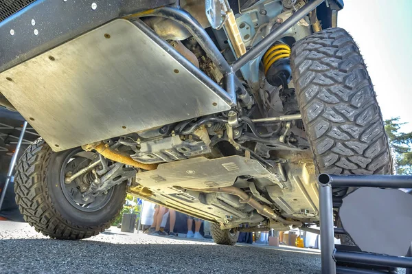 Chassis uit wegvoertuig op de parkeerplaats van op blok te tonen — Stockfoto