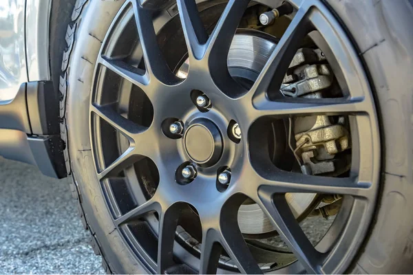 Close up of offroading tires with black spokes and break pads sh — Stock Photo, Image