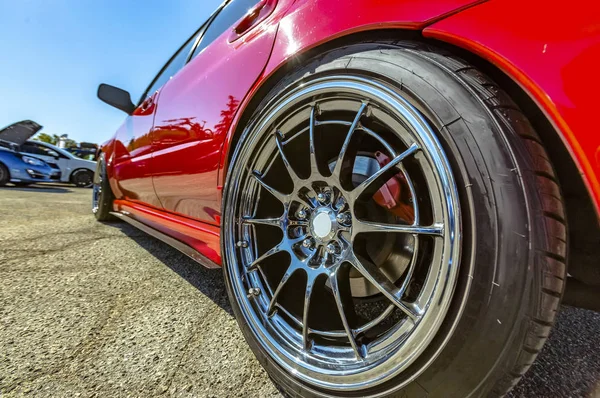 Close-up fotos de carro vermelho com jantes de roda cromada — Fotografia de Stock