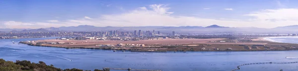Centro di San Diego paesaggio urbano e la baia con barche — Foto Stock
