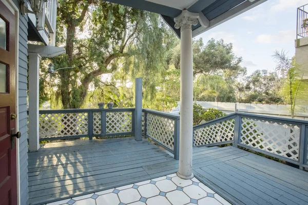 Harika bir yazlık ev günbatımı yakınındaki ön kapıdan çıkarken