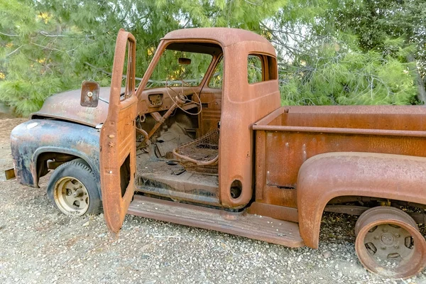 Старый автомобиль Лесной реликвии ржавеет в лесу без покрышки — стоковое фото