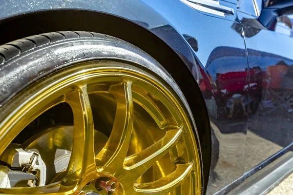 Jantes de carro dourado em um carro preto em um evento em Orange County Bezerro — Fotografia de Stock