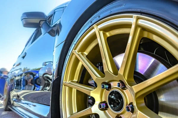 Thr gösterilen yansıtıcı Siyah araba ve ara yastıkları ile altın jantlar