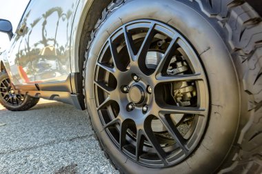 Offroad lastikleri ile izleme için hazır bir araba siyah jantlar
