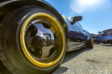 Perspektif Görünümü fr büyük altın jantlar ile siyah bir araba