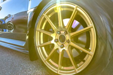 Altın RI ile bir araba ait fotoğraf tepesinden gelen güneş patlaması