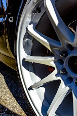 Beyaz kırmızı sonları dışarı s ile bakmak üzerinde siyah bir araba jantlar