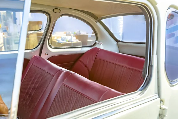 Asientos de cuero anticuados en coche compacto — Foto de Stock