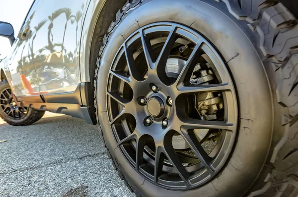 Offroad lastikleri ile izleme için hazır bir araba siyah jantlar