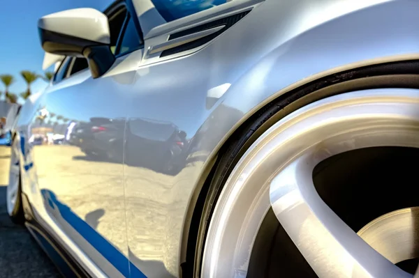 Λευκό αυτοκίνητο με γαλάζιες λουρίδες και λευκές ζάντες closeup πυροβολήθηκε από το — Φωτογραφία Αρχείου