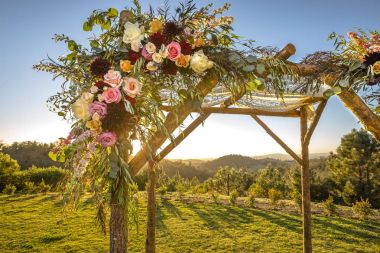 Yahudi gelenekleri düğün töreni. Düğün gölgelik chuppah veya huppah çiçeklerle süslenmiş