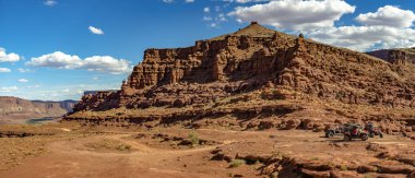 Moab, Utah off-road'a benziyor araç görünümünden görülen Kanyon VIES. beyaz bulutlar