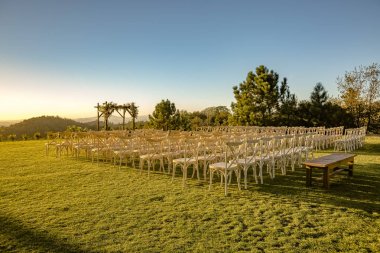 Hiçbir insan ile henüz arkasından düğün cerimony için bir çim sandalye set up