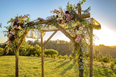 Yahudi gelenekleri düğün töreni. Düğün gölgelik chuppah veya huppah Altın ışık ile