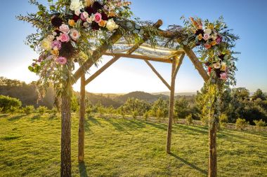 Yahudi gelenekleri düğün töreni. Düğün gölgelik chuppah veya huppah açık gökyüzü ile