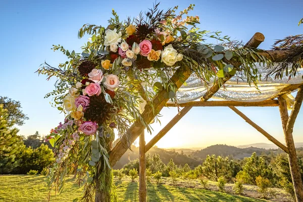 Judiska traditioner bröllop ceremoni. Bröllop kapell chuppah eller huppah som närbild på blommorna — Stockfoto