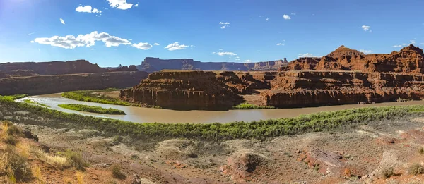 Licht am späten Nachmittag auf dem grünen Fluss in Utahs Canyonlands-Panorama — Stockfoto