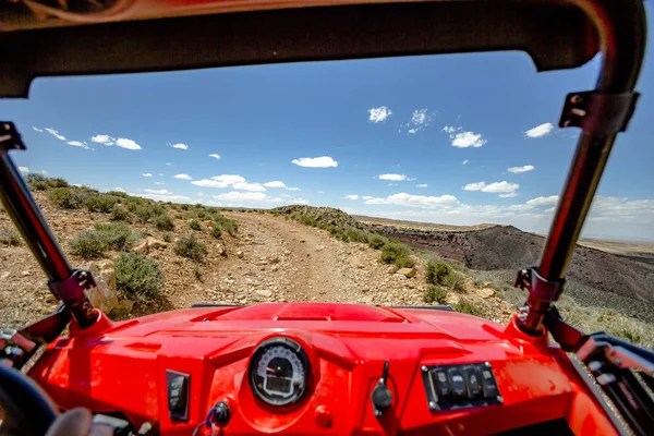 Vista desde el interior del vehículo todoterreno White Rim Road Utah sigue recto en un día soleado —  Fotos de Stock