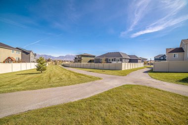 Gün boyunca iki kavşak kaldırımlı yaya geçidi