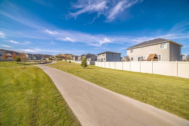 Gün boyunca yeşil kuşak alanından yaya geçidi