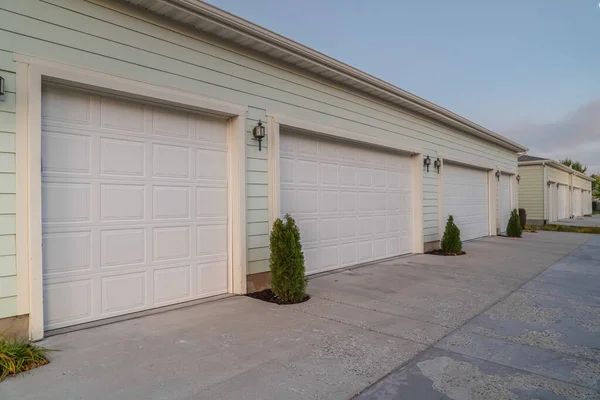 Terugtrekkende lijn van gesloten garages op een landgoed — Stockfoto