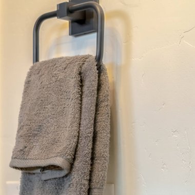 Kare, el havlusunu ve banyo süsünü kapat.