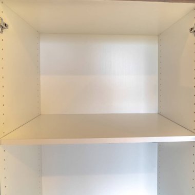 Boş, boş, raflı beyaz banyo dolabını aç.