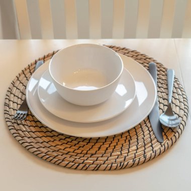 Kare çerçeve Çatal bıçak ve çanak çömlek ile modern akşam yemeği