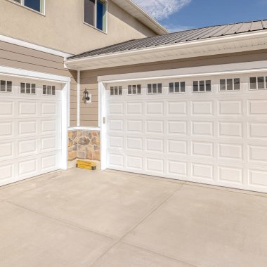 Modern iki katlı yolun ve garajın kare çerçevesi.