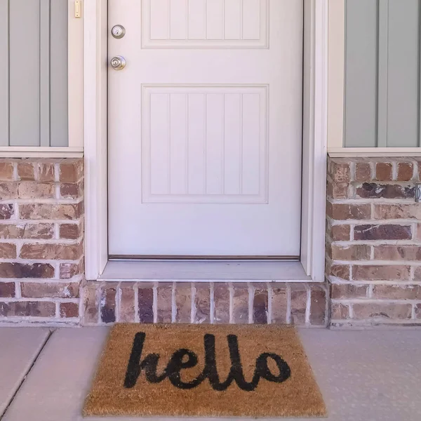 Vierkante frame Voordeur en veranda van huis met hello mat — Stockfoto