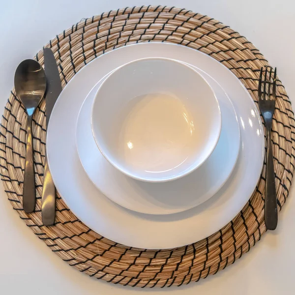 Mesa de cena cuadrada con cubiertos y vajilla —  Fotos de Stock