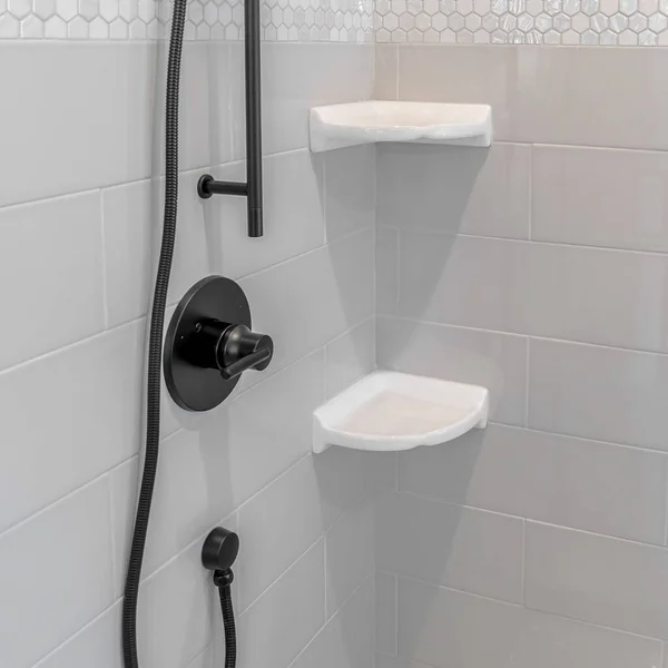 正方形框架当代白色淋浴器，黑色配件白色瓷砖 — 图库照片