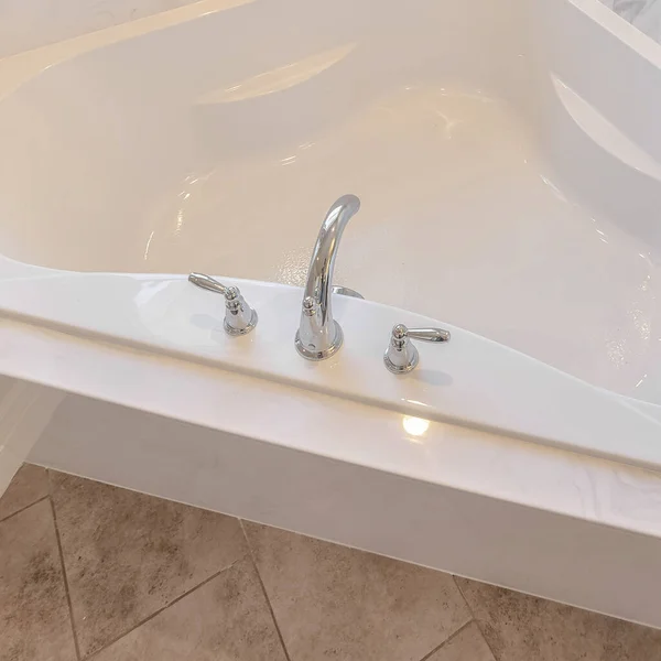 Square Hög vinkel på modernt spa bad i nytt hem — Stockfoto
