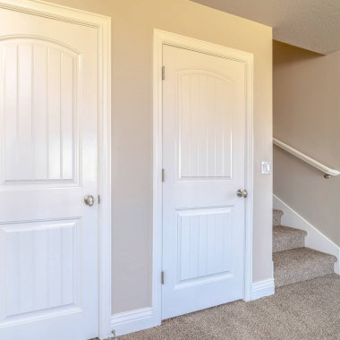 Halı merdiveni ve kapısı olan evin kare çerçevesi.