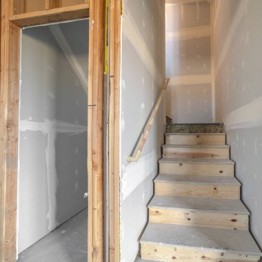 Kare çerçeve Bir bodrumda ahşap merdivenlerin altında