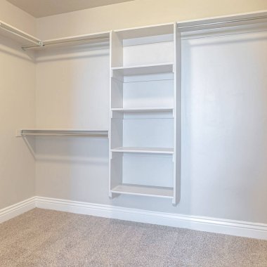 Boş Meydan Dolapta çıplak raflarla yürür