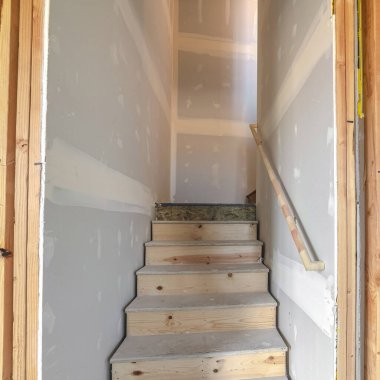 İnşaat alanının altındaki bir bodrumda ahşap merdivenler.