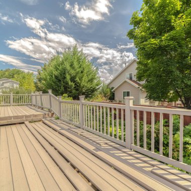 Modern banliyö evinin kare çerçeveli dış güverte inşaatı