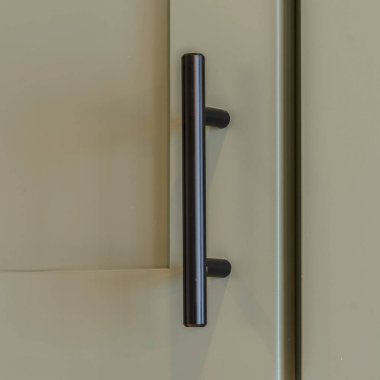 Kare. Mutfak dolabının bir kolu eksik.